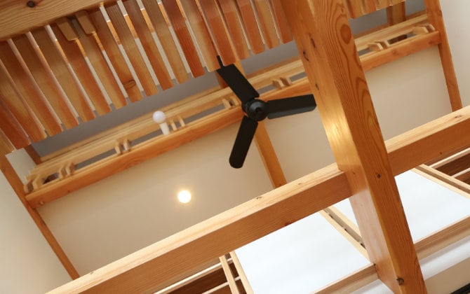 木造を感じることができる高い吹き抜け