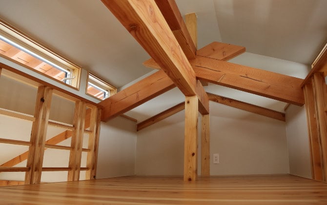 屋根裏にはこだわりの施工