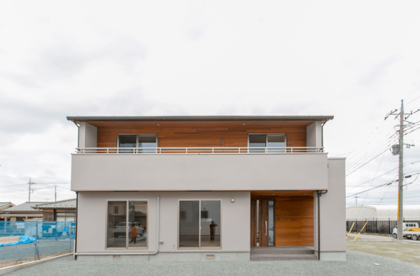 木とタイルと隠し部屋の家